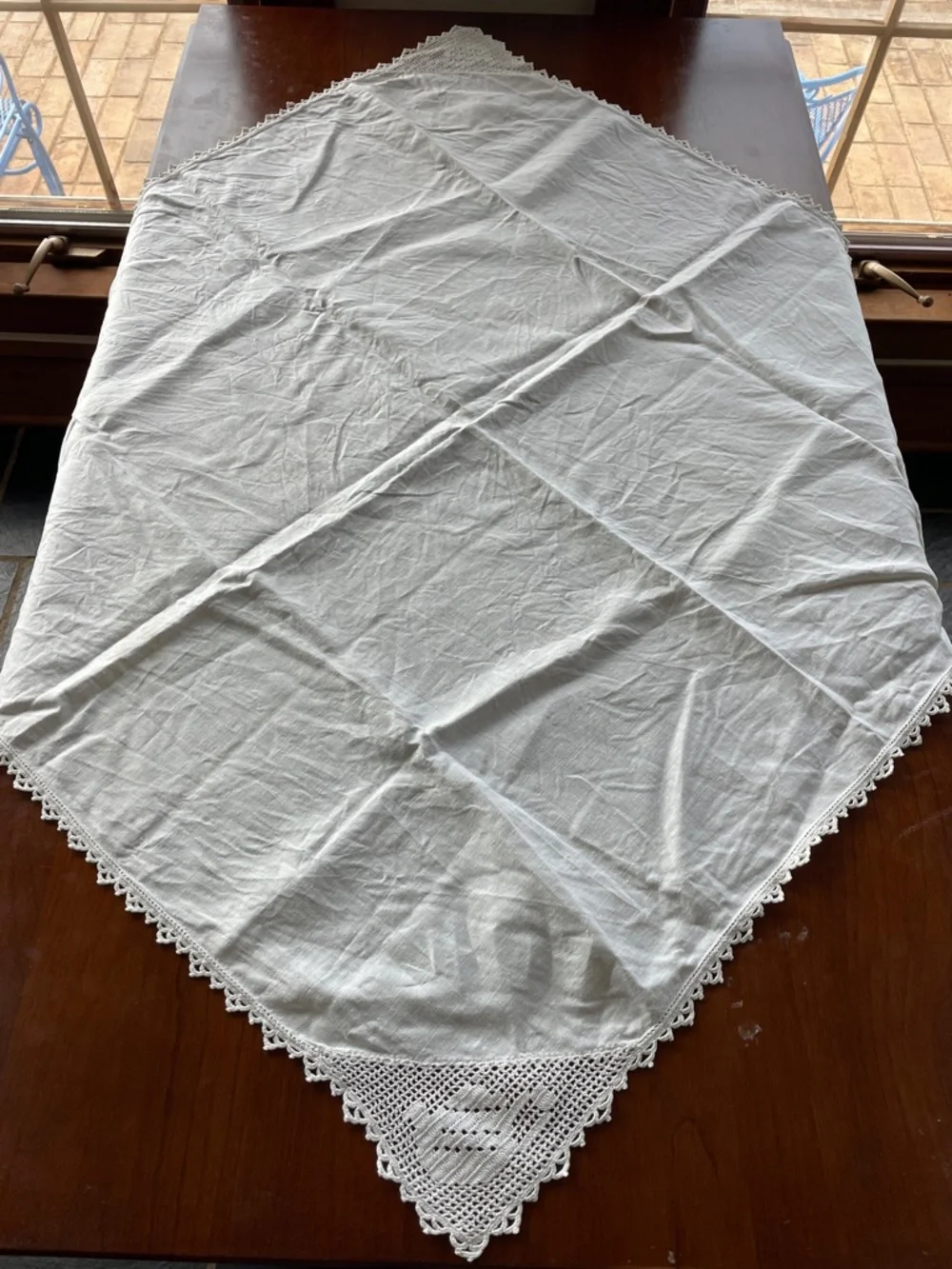 VINTAGE White Tea Pot Crocheted Edge Square Tablecloth @ 31”x 31”